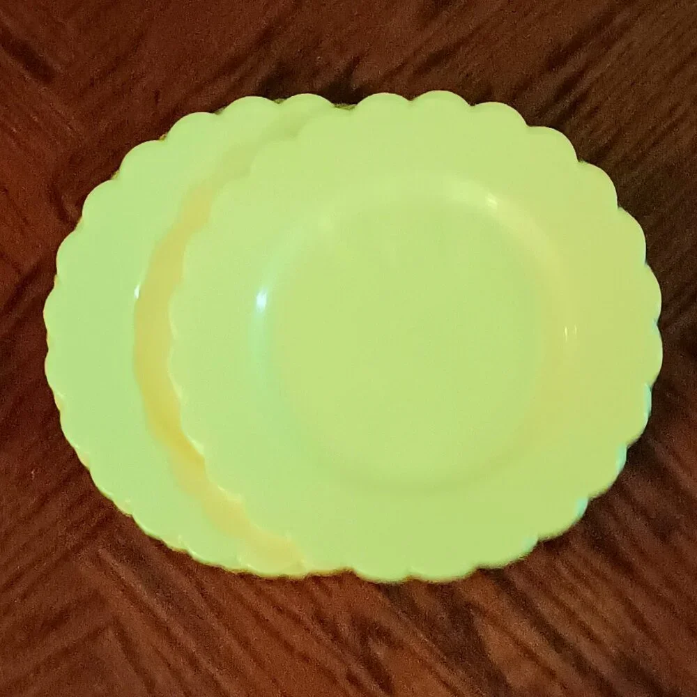 NWT Vibrant Yellow Disposable Flower Shaped Plastic Plates (2 Packs of 6 plates)
